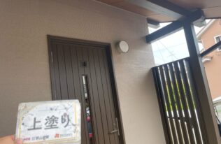 玄関ドアの上塗りが完了しました。