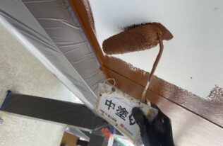 軒天の中塗り状況です。