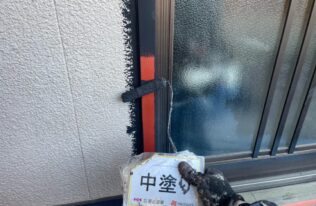 サッシ枠の中塗り状況です。