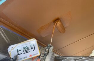 軒天の上塗り状況です。