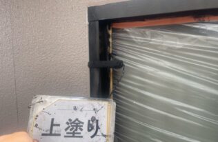 サッシ枠の塗装は、ケレン作業、錆止め塗装、中塗り塗装、上塗り塗装の順に塗装をします。