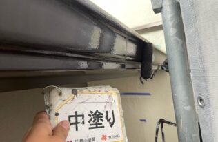 雨樋の中塗りが完了しました。