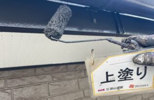 破風の上塗り状況です。