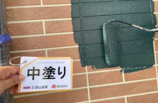 外壁（チャコール）の中塗り状況です。