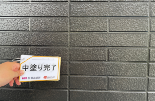 外壁（チャコール）の中塗りが完了しました。