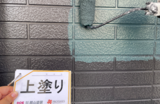 外壁（チャコール）の上塗り状況です。
