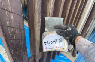 玄関木部のケレン作業状況です。