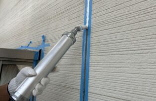 外壁目地のシーリング材注入状況です。