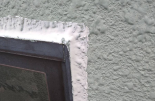 サッシ周りに打設したシーリング均しをして綺麗に仕上げます。