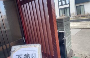 玄関木部の下塗りが完了しました。