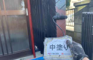 玄関木部の中塗り状況です。