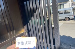 玄関木部の中塗りが完了しました。