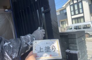 玄関木部の上塗り状況です。