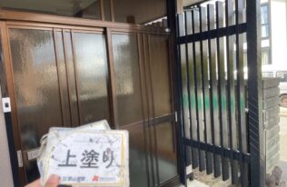 玄関木部の上塗りが完了しました。