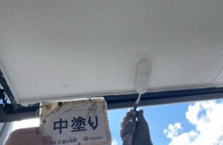 軒天の中塗り状況です。