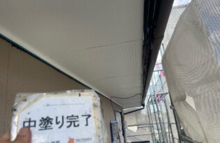 軒天の中塗りが完了しました。