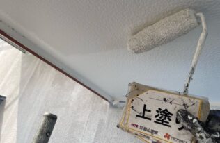 軒天の上塗り状況です。