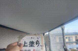 軒天の上塗りが完了しました。