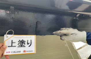 破風の上塗り状況です。
