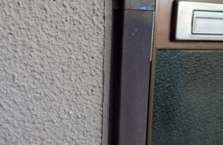 外壁のシーリング打設が完了しました。