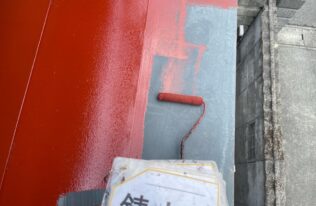 庇の錆止め状況です。