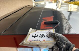 庇の中塗り状況です。