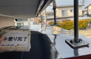 庇の中塗りが完了しました。