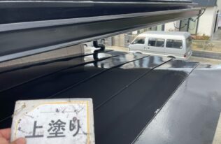 庇の上塗りが完了しました。