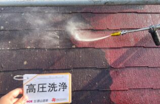屋根の高圧洗浄状況です。