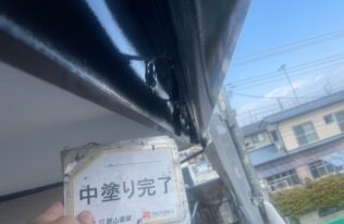 雨樋の中塗りが完了しました。