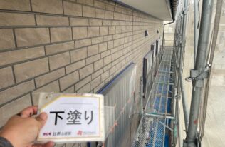 外壁の下塗りが完了しました。