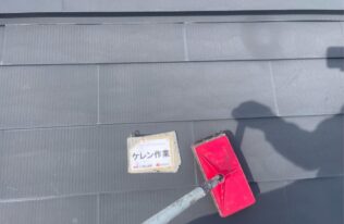 屋根のケレン作業をしている状況です。