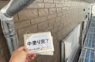 外壁の中塗りが完了しました。