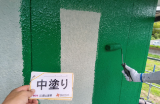 外壁の中塗り塗装状況です。
