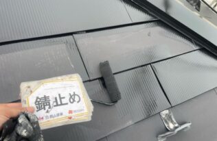 屋根の錆止め塗装をしている状況です。