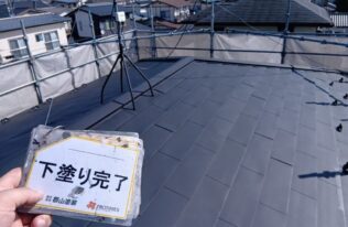 屋根の下塗りが完了しました。