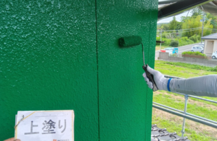 外壁の上塗り塗装状況です。