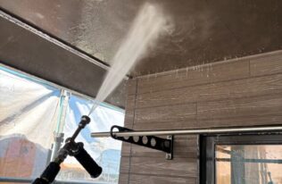 屋根の高圧洗浄状況です。