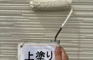 外壁(ブロークンホワイト)の上塗り状況です。