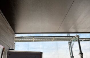 軒天の中塗りが完了しました。