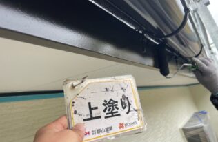 破風の上塗り状況です。