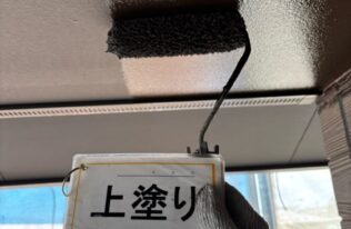 軒天の上塗り状況です。