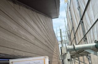 軒天の上塗りが完了しました。