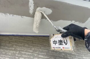 軒天の中塗り状況です。