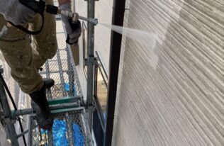 外壁の高圧洗浄状況です。