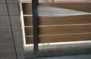 手摺の高圧洗浄状況です。