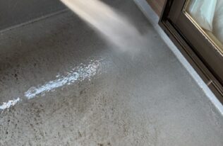 ベランダ床の高圧洗浄状況です。