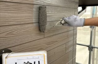 外壁(アイアンバーグ)の中塗り状況です。