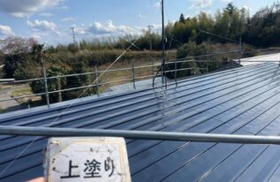 屋根の上塗り完了しました。
