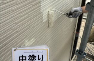 外壁(ブロークンホワイト)の中塗り状況です。